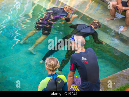 Une plongée en piscine. Banque D'Images