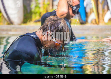 Une plongée en piscine. Banque D'Images