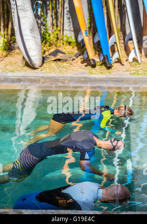 Une plongée en piscine. Banque D'Images