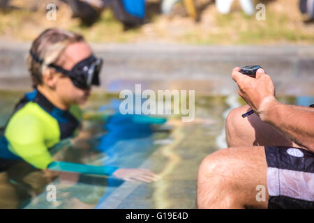 Une plongée en piscine. Banque D'Images