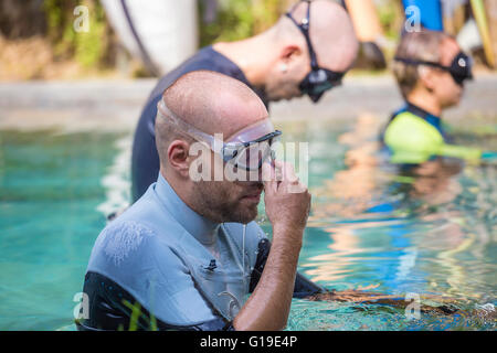 Une plongée en piscine. Banque D'Images