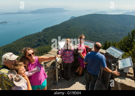 Les visiteurs profiter de la vue depuis la tour d'observation sur le mont Constitution, Moran State Park, Washington. Banque D'Images