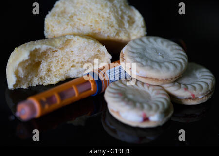 Stylo à insuline avec compteur de sucre de sang & bande test,utilisé dans le traitement du diabète sucré.Haute d'aliments riches en glucides aussi Banque D'Images