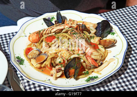 Pâtes aux fruits de mer dans un restaurant à Rome, Italie Banque D'Images