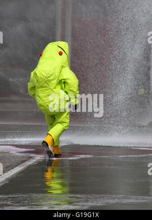 L'homme avec du jaune d'équipement de protection contre les risques biologiques Banque D'Images