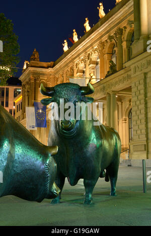 Bull and Bear statue, bourse, Borsenplatz, Francfort sur le Main, Hesse, Allemagne / Börsenplatz Bulle und Baer, Börse, Boersenplatz, Frankfurt am Main, Hessen, Allemagne / Börse, Börsenplatz, Bär Banque D'Images