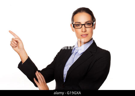 Businesswoman pointing à côté Banque D'Images