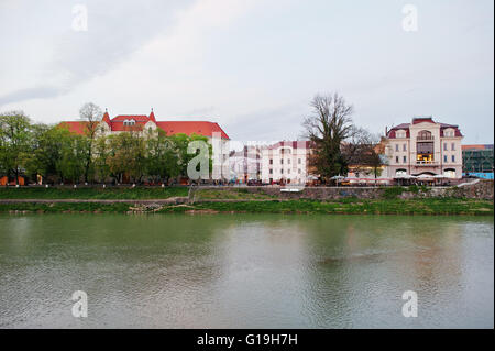 Vue de la rivière Uzh à ville Uzhgorod, Ukraine Transcarpatie, Europe Banque D'Images