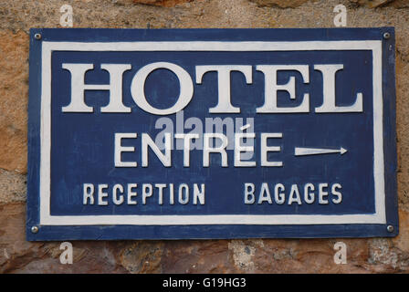 Langue des signes à l'entrée de l'hôtel, avec la flèche vers la réception. Hasparren, Pyrénées-Atlantiques, France ; Banque D'Images