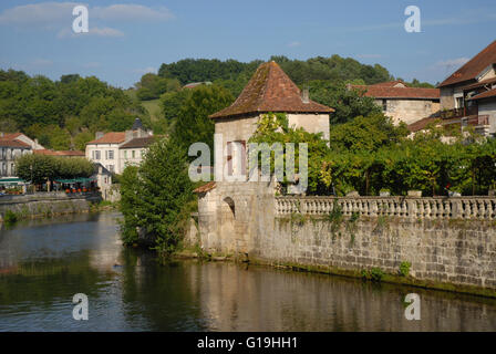 Buildings & petit vignoble sur la rivière Dronne, Brantôme, Brantôme-en-Périgord, France Banque D'Images