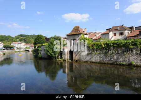 Bâtiments et petit vignoble sur les rives de la rivière Dronne, Brantôme, Brantôme-en-Périgord, France Banque D'Images