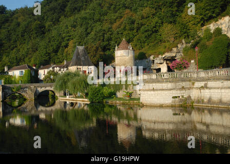 Voir tôt le matin avec des reflets, y compris le Moulin de l'abbaye sur la rivière Dronne, Brantôme, Brantôme-en-Périgord, France Banque D'Images