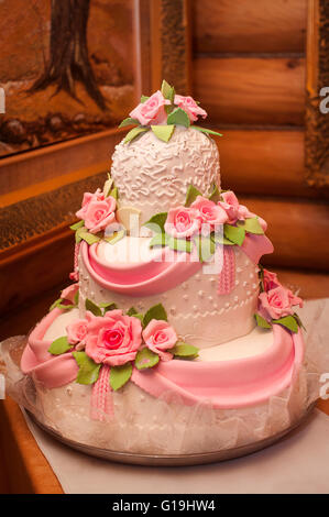 Gâteau de mariage décoré avec luxe dans fête de mariage Banque D'Images