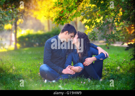 Couple outdoors bénéficiant d'un jour d'été à happy Banque D'Images