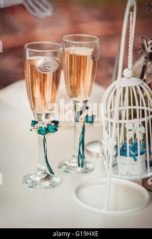 Deux verres de mariage avec champagne Banque D'Images