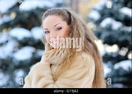 Portrait de belle fille dans winter park Banque D'Images