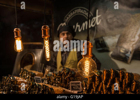 Portrait d'un homme cuisiner un peu de caramel, d'amande, sur un stand de rue. Banque D'Images