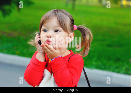 Petite fille parler au téléphone Banque D'Images