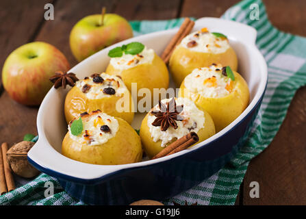 Pommes au four délicieux avec du fromage cottage et raisins Banque D'Images