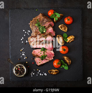 Steak juteux à point boeuf aux épices et légumes grillés. Vue d'en haut Banque D'Images