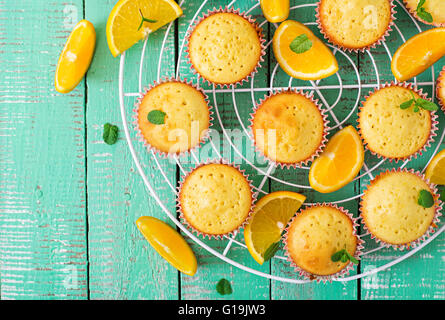 Muffins savoureux avec des oranges et de menthe. Vue d'en haut Banque D'Images