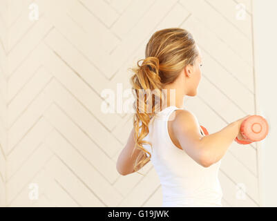 Fille dans la salle de gym Banque D'Images