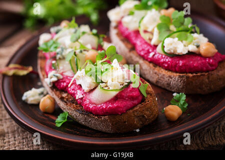 Sandwiches vegan avec houmous de betterave, concombre et fromage bleu Banque D'Images