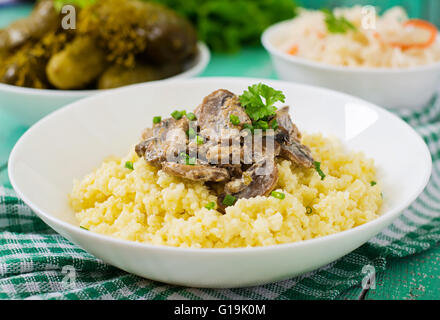 Porridge de millet aux champignons dans un bol blanc Banque D'Images
