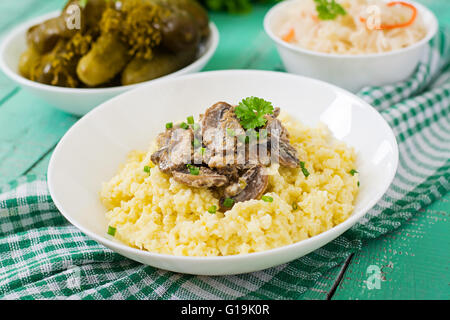 Porridge de millet aux champignons dans un bol blanc Banque D'Images