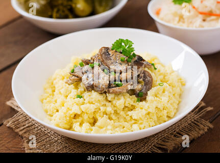 Porridge de millet aux champignons dans un bol blanc Banque D'Images