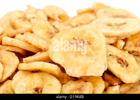 Libre d'un tas de chips de banane séchée sur un fond blanc Banque D'Images