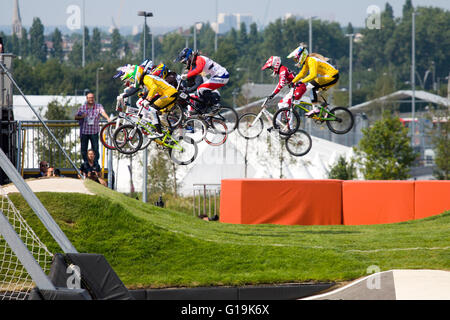 Riders en compétition dans la course bmx chers à Londres en 2012, au milieu de l'air après le premier saut Banque D'Images