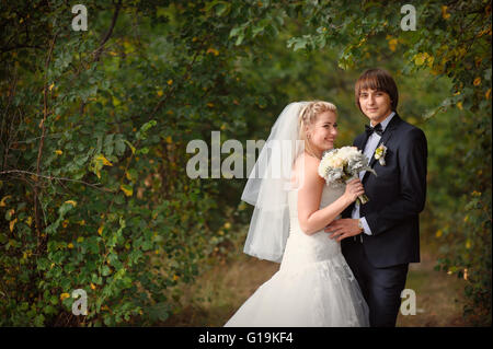 Photo de mariage mariée et le marié dans park Banque D'Images