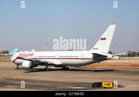 L'aéroport international Ben Gourion, Israël Rossiya passenger jet Boeing 767 3Q8(ER) prêt à décoller Banque D'Images