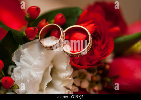 Anneaux de mariage d'or sur l'arc Banque D'Images