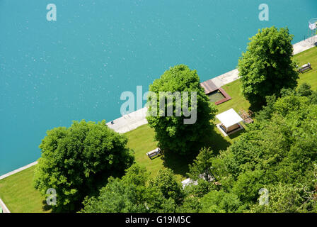 Le Château de Bled est un château médiéval construit sur un surplomb au-dessus de la ville de Bled en Slovénie, surplombant le lac de Bled. Banque D'Images