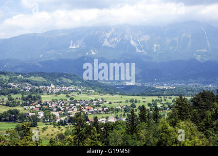 Bled vu depuis le château de Bled est un château médiéval construit sur un surplomb au-dessus de la ville de Bled en Slovénie, surplombant le lac ble Banque D'Images