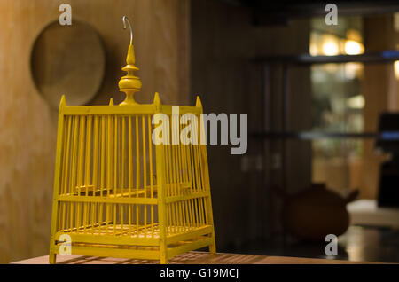 Cage à oiseau doré sur fond flou de la Thaïlande cuisine. Focus sélectif. Soft focus. Banque D'Images