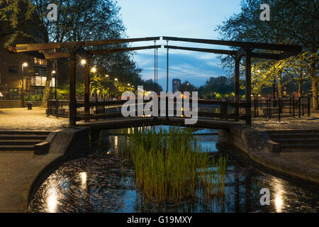 Chemin de bois Pont sur canal reliant Londres Albion à l'eau de Surrey Banque D'Images