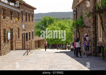 Vue sur la rue du Hameau, Villareal de San Carlos, situé dans le parc national de Monfrague, Cáceres, Extremadura, Espagne. Banque D'Images