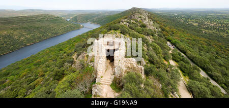 Vue du château de Monfragüe ruines, parc national Monfrague, Caceres Estrémadure, Espagne Banque D'Images