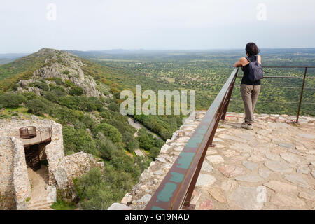 Femme randonneur, vue depuis le château de Monfragüe ruines, parc national Monfrague, Caceres Estrémadure, Espagne Banque D'Images