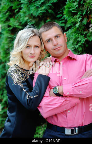 Happy young couple smiling, portrait attrayant dans l'air extérieur envir Banque D'Images