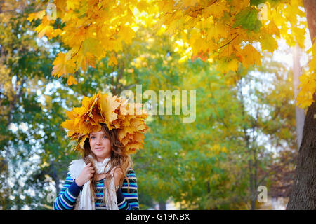 Portrait de belle jeune femme élégante attrayante en bleu kni Banque D'Images