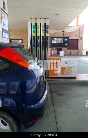 Station d'essence et voiture Ford Focus à Repsol station-service.L'Espagne. Banque D'Images