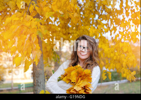 Belle fille de l'automne de lunettes pour la vision en jaune lea Banque D'Images