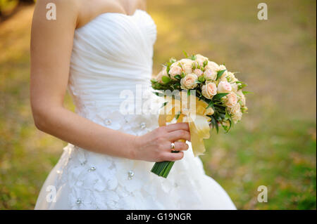 Bouquet de mariage dans les mains de la mariée Banque D'Images