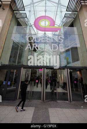 Entrée de queens arcade Cardiff Central Banque D'Images