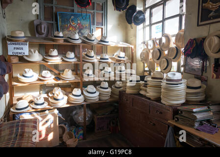 Boutique de chapeaux Panama de Cuenca, Équateur Banque D'Images