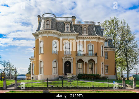 NEW ALBANY, Indiana, USA. Le 5 avril 2016. L'hôtel particulier Culbertson est situé sur la rue Main à la Mansion Row Historic District. Banque D'Images